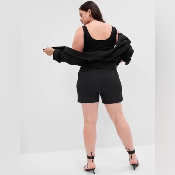 𝅺KHAKIS by Gap - girlfriend 6 inch short in black size 4 - Picture 2 of 9